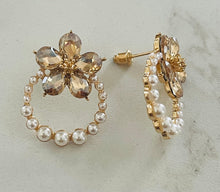 Load image into Gallery viewer, Daisy Earrings
